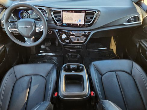 Used 2025 Chrysler Pacifica Select image 32