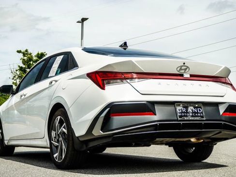 Certified 2024 Hyundai Elantra SEL w/ Convenience Package FWD image 10