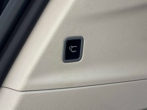 Used 2023 Chrysler Pacifica Touring-L FWD image 15