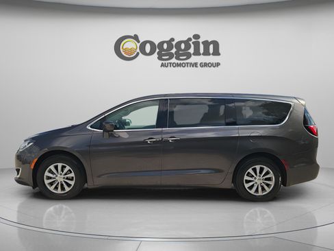 Used 2019 Chrysler Pacifica Touring Plus image 3