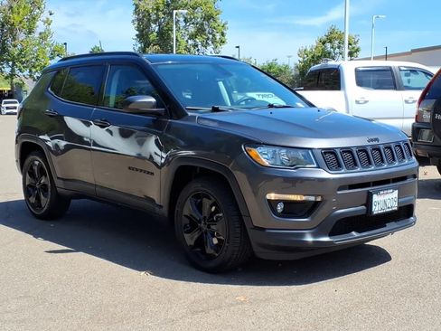 Used 2019 Jeep Compass Latitude FWD image 3
