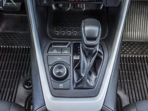 Used 2022 Toyota RAV4 LE AWD/4WD image 26