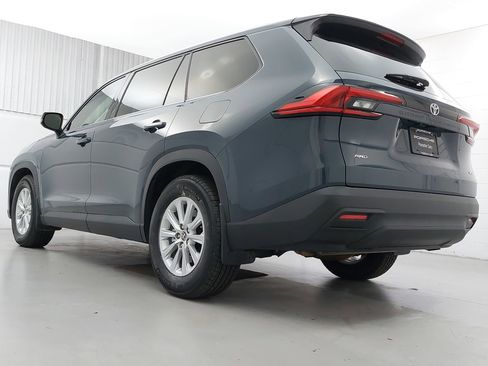 Used 2024 Toyota Grand Highlander AWD image 3