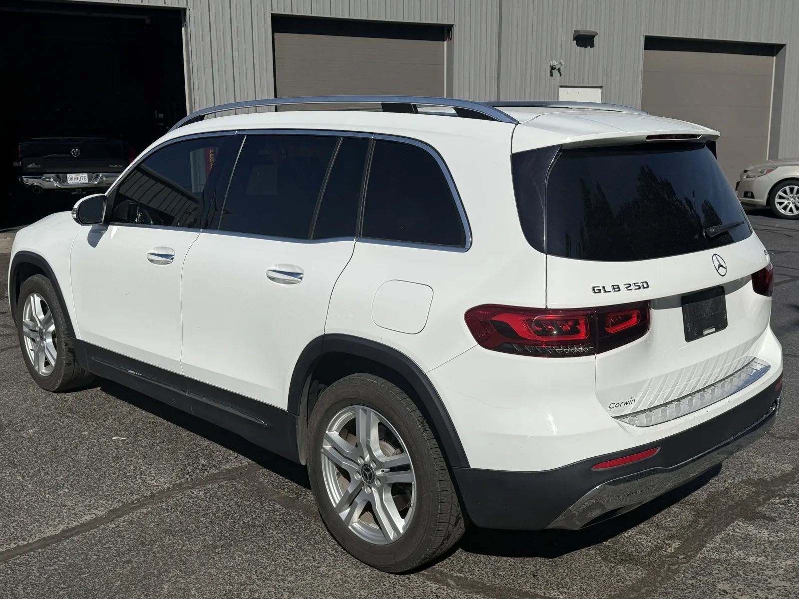 Used 2021 Mercedes-Benz GLB 250 4MATIC image 2