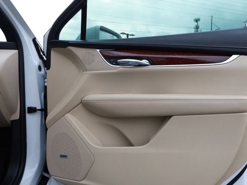 Used 2017 Cadillac XT5 Premium Luxury FWD image 32