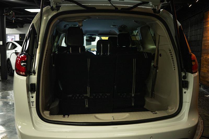 Used 2024 Chrysler Pacifica Limited FWD image 7