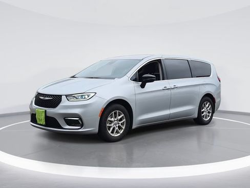 Used 2024 Chrysler Pacifica Touring-L FWD image 1