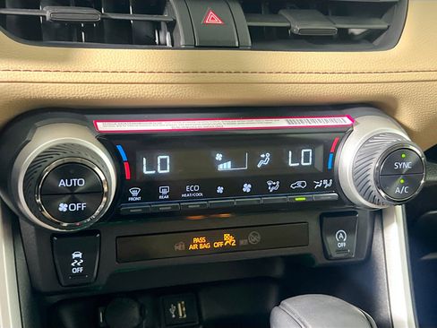 Used 2025 Toyota RAV4 XLE image 27