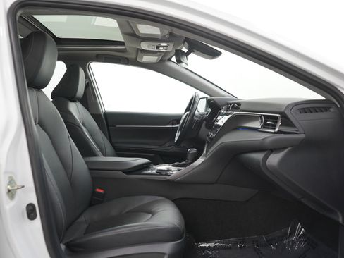 Used 2020 Toyota Camry XSE FWD image 11