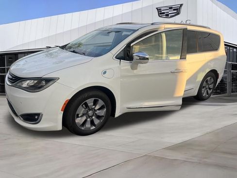 Used 2018 Chrysler Pacifica Limited w/ Advanced Safetytec Group FWD image 3