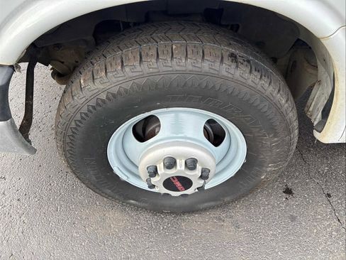 Used 2017 GMC Savana 3500 image 16