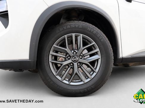 Used 2024 Nissan Rogue S FWD image 3