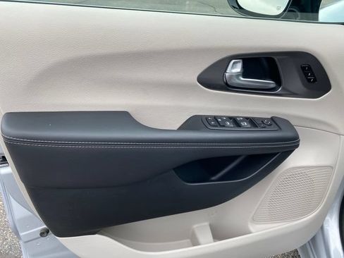 Used 2024 Chrysler Pacifica Touring-L FWD image 14