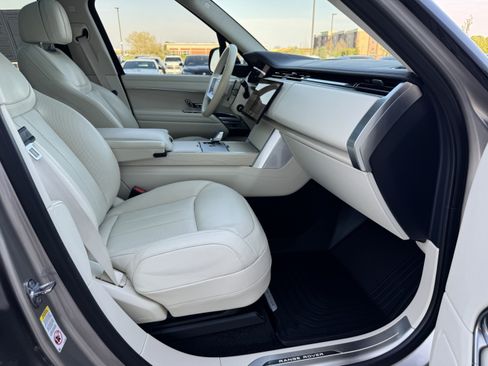 Certified 2024 Land Rover Range Rover SE AWD/4WD image 3