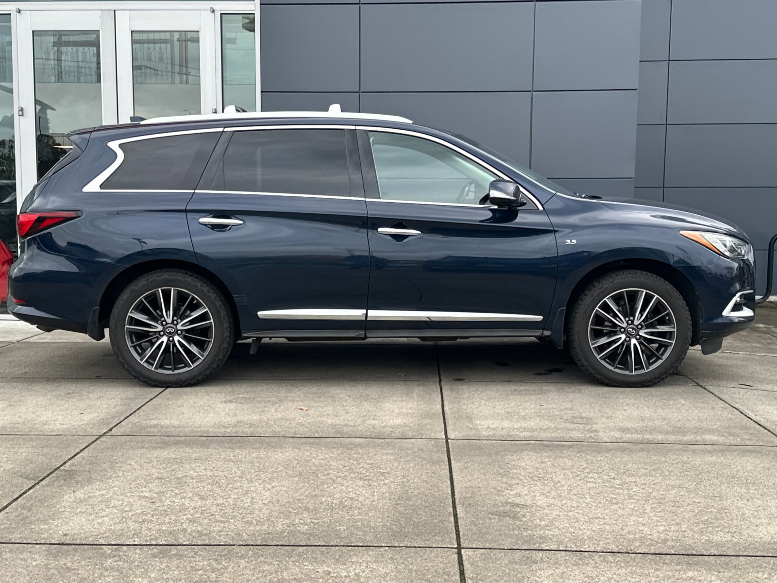 Used 2016 INFINITI QX60 Luxe w/ Deluxe Technology Package AWD/4WD image 3