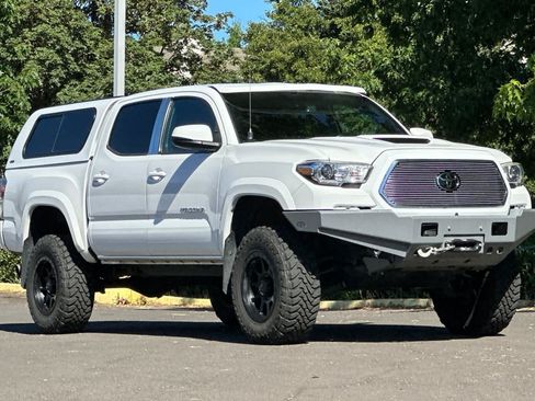 Used 2021 Toyota Tacoma TRD Sport AWD/4WD image 9