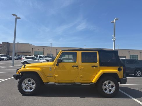 Used 2015 Jeep Wrangler Unlimited Sahara w/ Connectivity Group AWD/4WD image 4