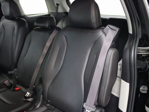 Used 2022 Kia Carnival LX image 18