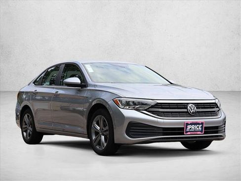 Used 2024 Volkswagen Jetta SE FWD image 3
