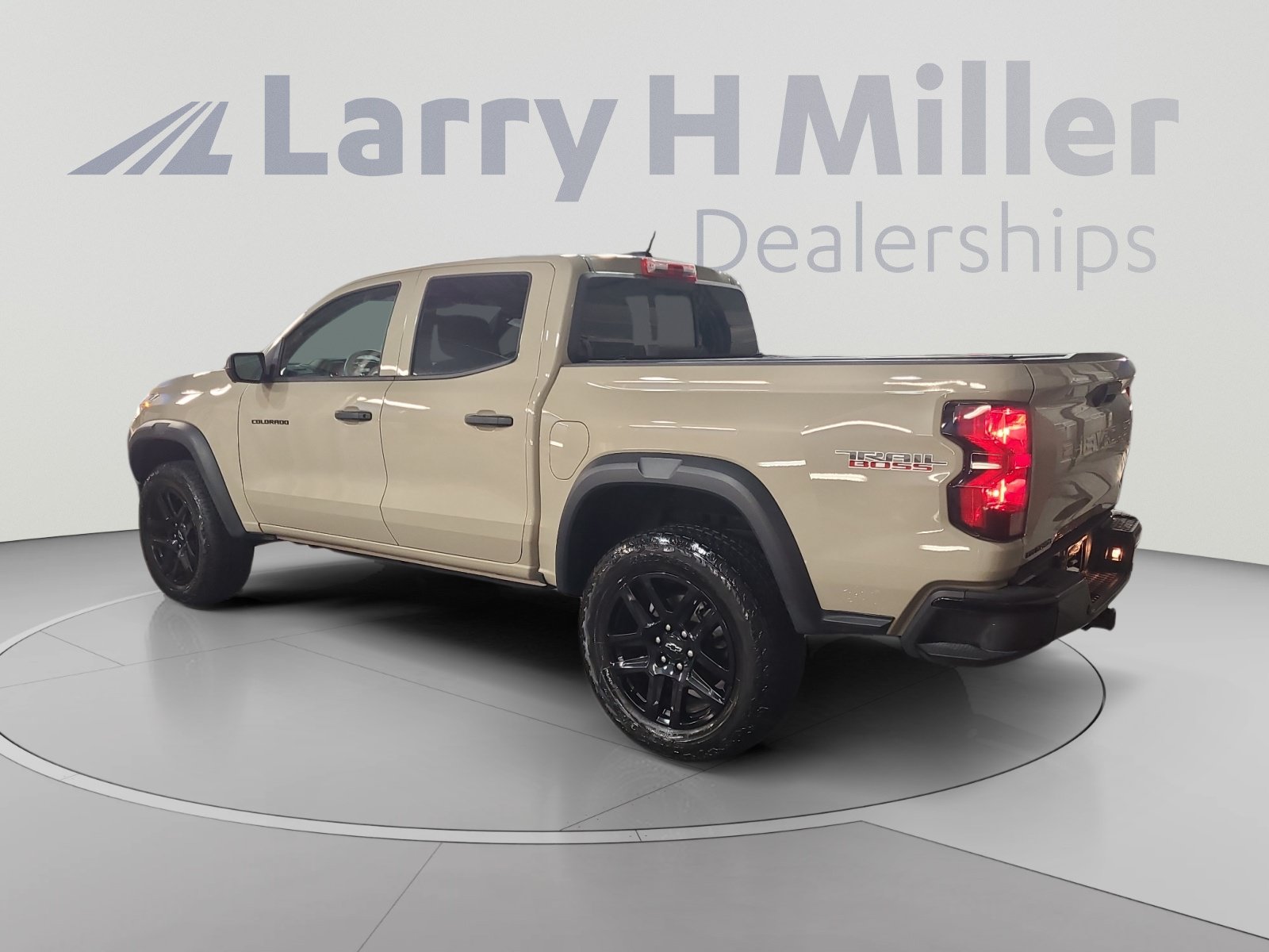 Used 2024 Chevrolet Colorado Trail Boss w/ Technology Package AWD/4WD image 3