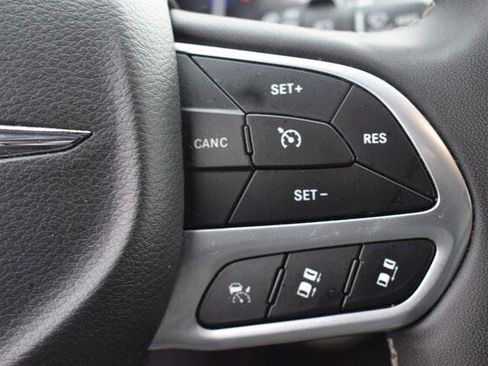 Used 2025 Chrysler Pacifica Select FWD image 28