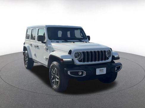 Used 2025 Jeep Wrangler Sahara image 3