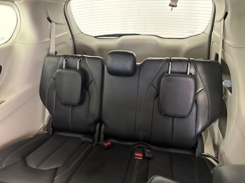 Used 2024 Chrysler Pacifica Touring-L image 25