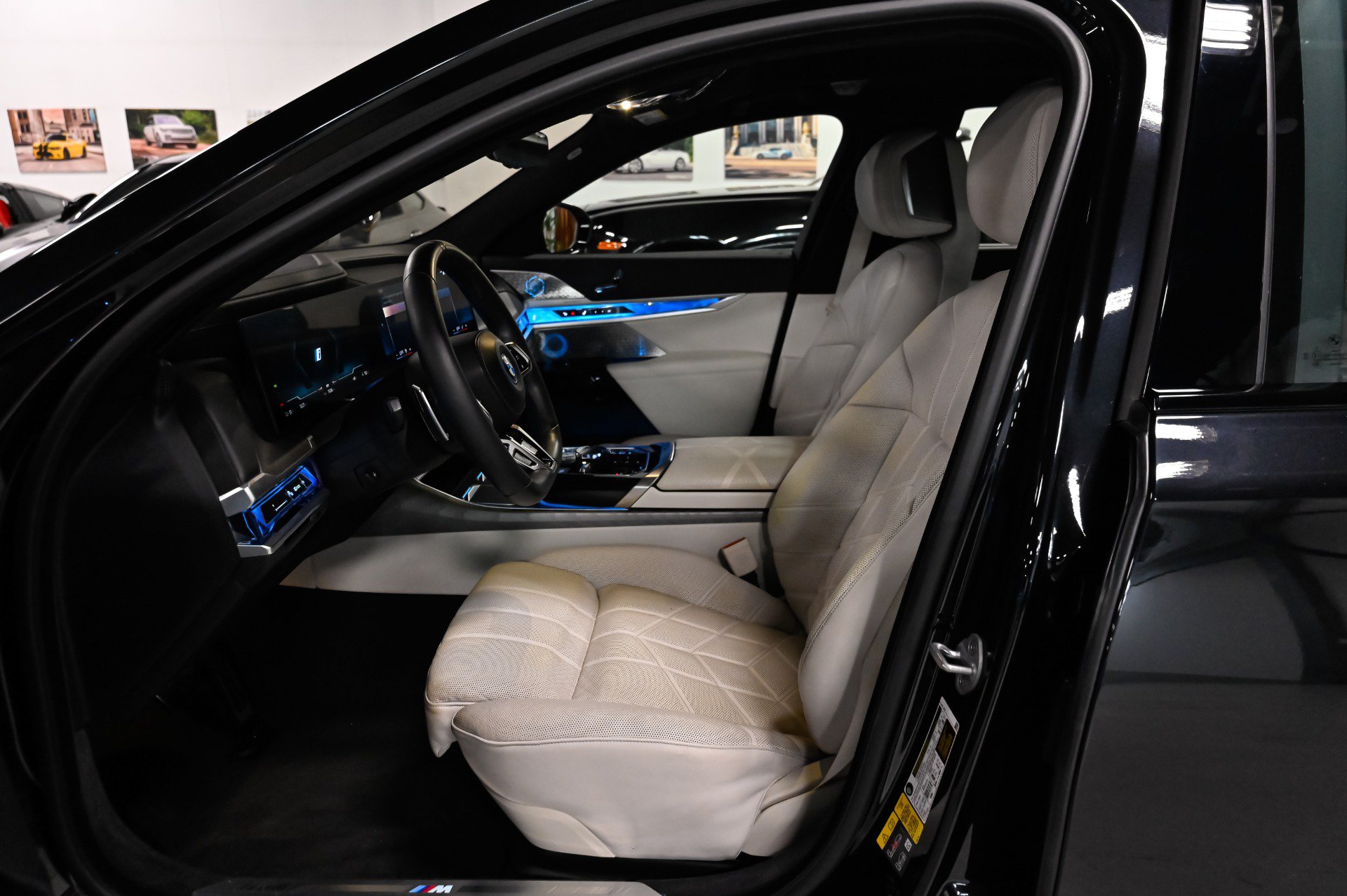 Used 2023 BMW i7 xDrive60 AWD/4WD image 3