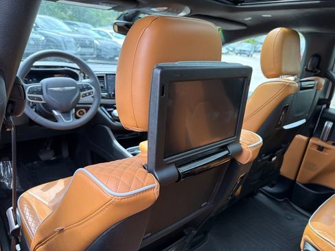 Used 2023 Chrysler Pacifica Pinnacle FWD image 35