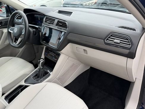 Certified 2024 Volkswagen Tiguan SE FWD image 18