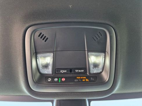 Used 2023 Chevrolet Traverse LT FWD image 35