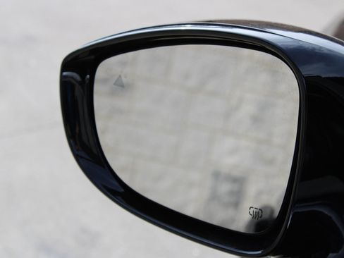 Used 2024 Chrysler Pacifica Touring-L image 23