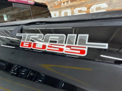 Used 2021 Chevrolet Silverado 1500 LT Trail Boss w/ Convenience Package II AWD/4WD image 19