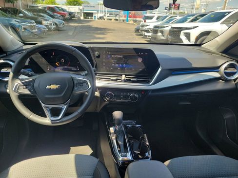 Used 2025 Chevrolet Trax LT w/ LT Convenience Package FWD image 11