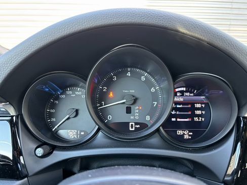 Certified 2025 Porsche Macan image 17