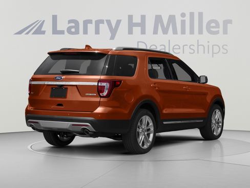 Used 2017 Ford Explorer XLT w/ Equipment Group 202A FWD image 2