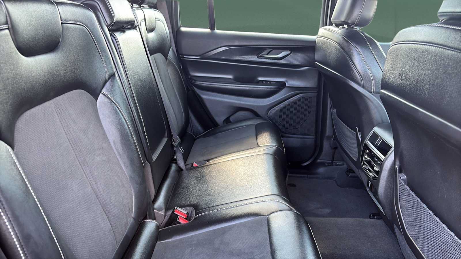 Used 2025 Jeep Grand Cherokee Altitude AWD/4WD image 27