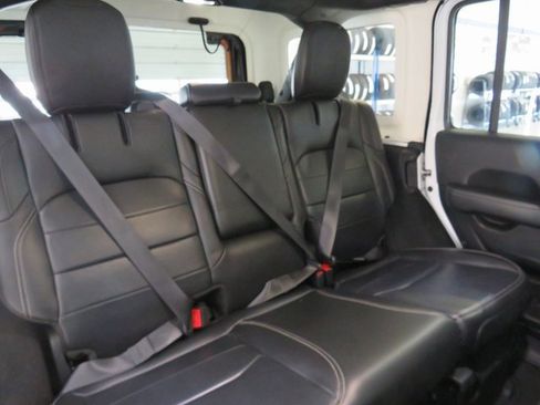 Used 2023 Jeep Wrangler Unlimited Sahara image 24