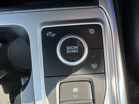 Used 2020 Ford Explorer XLT w/ Equipment Group 202A AWD/4WD image 19