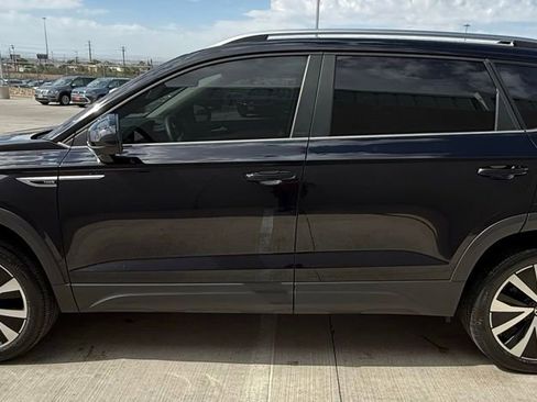 Used 2024 Volkswagen Taos SE FWD image 6