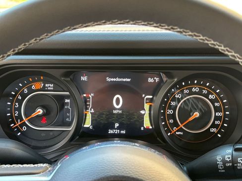 Used 2025 Jeep Wrangler Unlimited Sahara AWD/4WD image 35