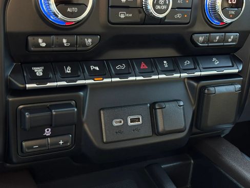 Used 2020 GMC Sierra 2500 Denali w/ Denali Ultimate Package AWD/4WD image 45