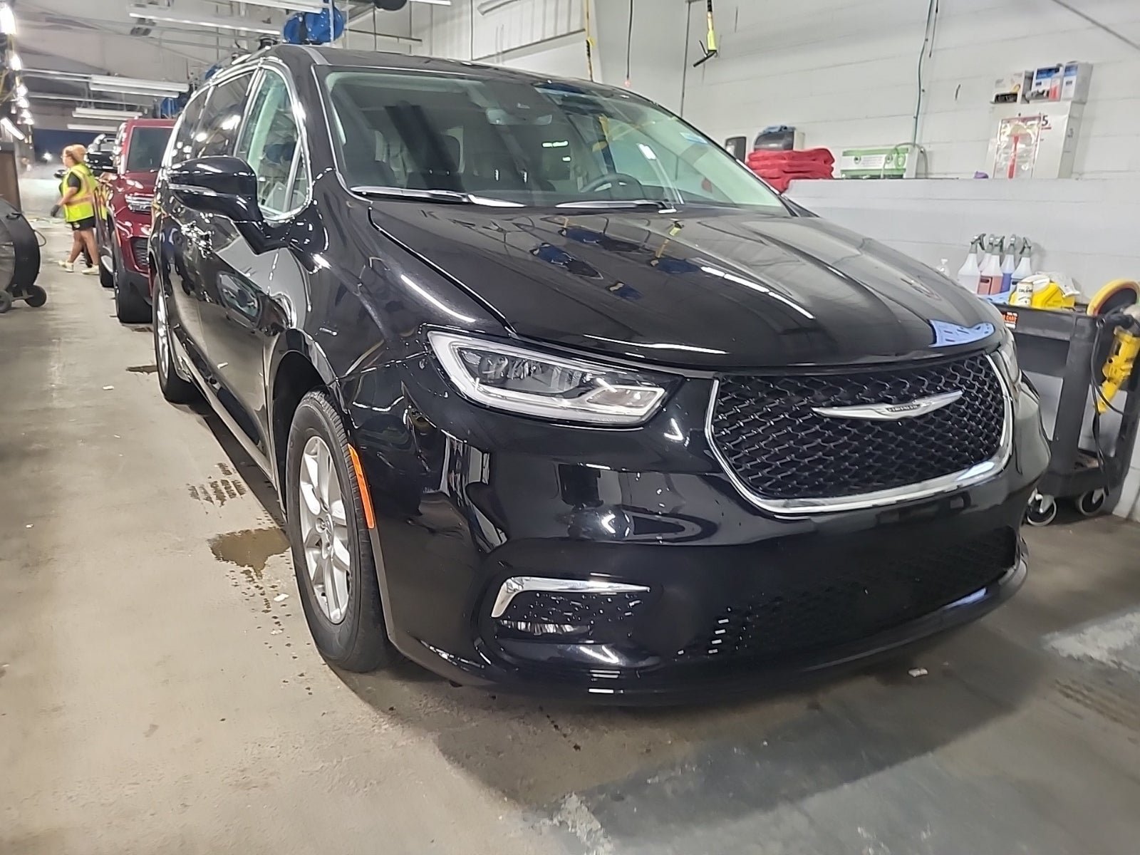 Used 2024 Chrysler Pacifica Touring-L w/ Uconnect Theater Family Group FWD image 2