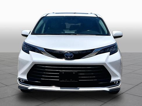 Used 2024 Toyota Sienna XLE FWD image 4