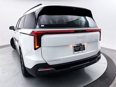 Used 2025 Kia Carnival SX Prestige image 4