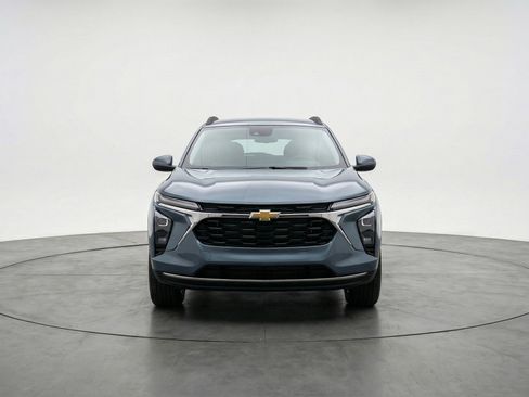 Used 2025 Chevrolet Trax LT w/ LT Convenience Package image 2