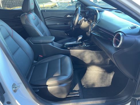 Used 2025 Chevrolet Trax RS w/ Sunroof Package image 12