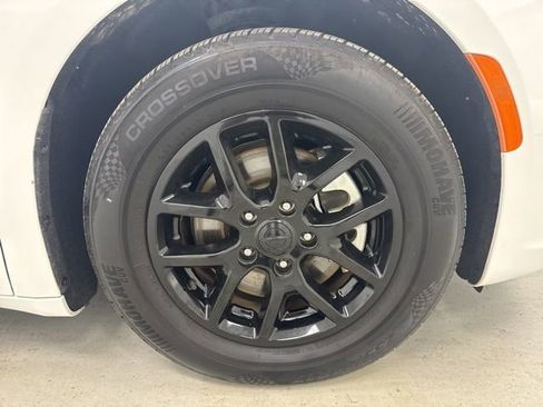 Used 2023 Chrysler Pacifica Touring-L FWD image 31