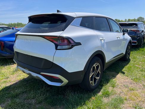 Used 2025 Kia Sportage LX image 4