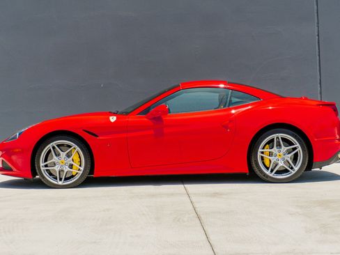 Used 2016 Ferrari California T RWD image 2